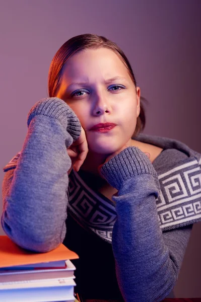 Menina adolescente sentada à mesa — Fotografia de Stock