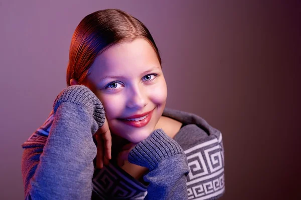 Девушка-подросток улыбается, портрет — стоковое фото