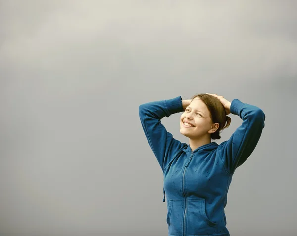 Chica adolescente sonriendo con los brazos levantados — Foto de Stock