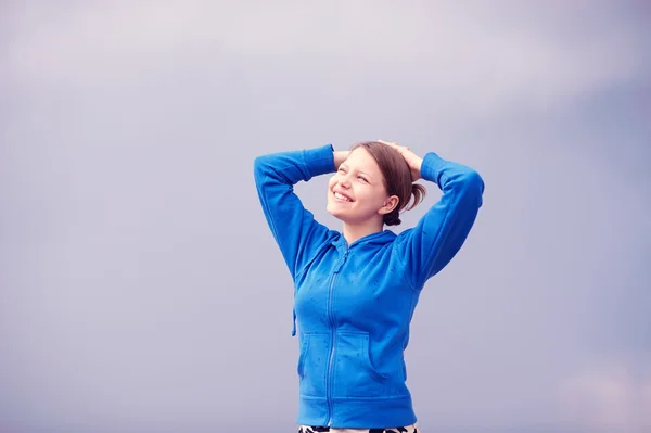 Chica adolescente sonriendo con los brazos levantados — Foto de Stock