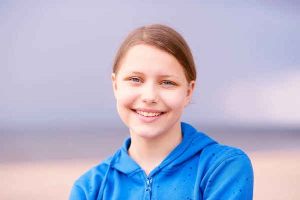 ビーチで 10 代の女の子 — ストック写真