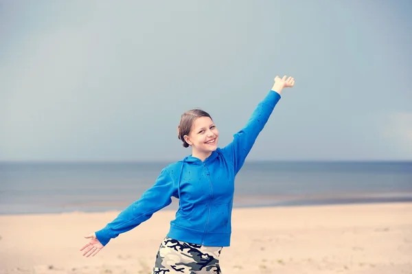Adolescente chica divirtiéndose en la playa — Foto de Stock