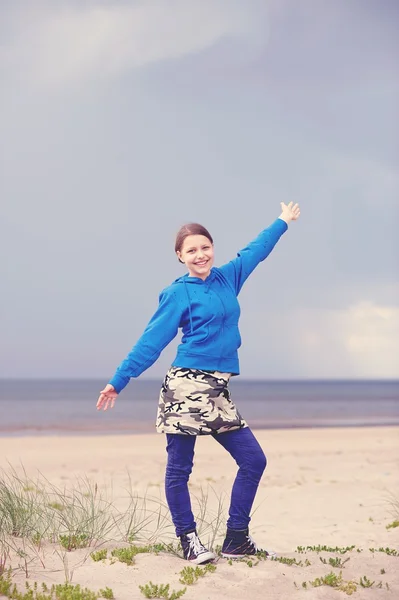 Adolescent fille avoir amusant sur l 'plage — Photo