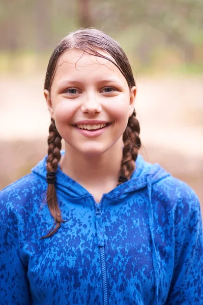 Menina adolescente andando na floresta — Fotografia de Stock