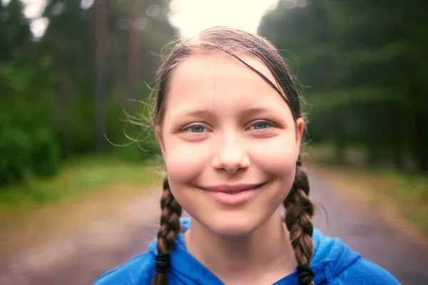 Adolescenta fata mers pe jos în pădure — Fotografie, imagine de stoc