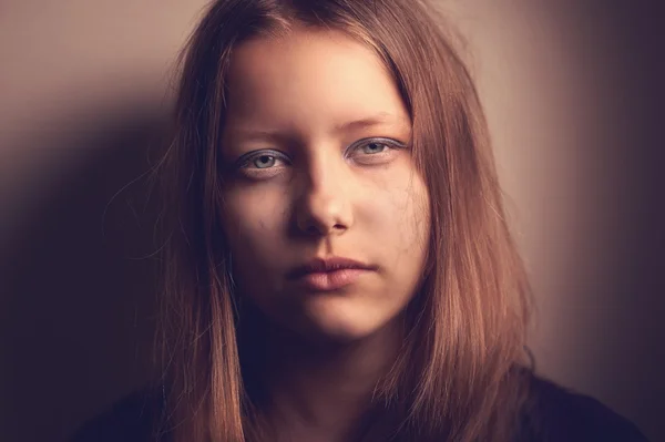 Hüzünlü bir genç kız — Stok fotoğraf