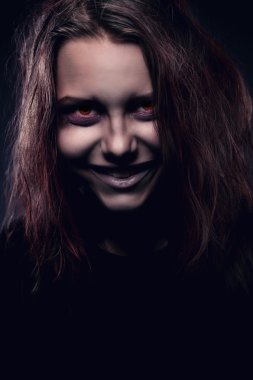 Kız possesst bir iblis tarafından