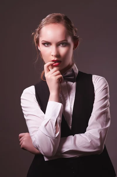 Öltöny és a nyakkendő íj öltözött nő — Stock Fotó