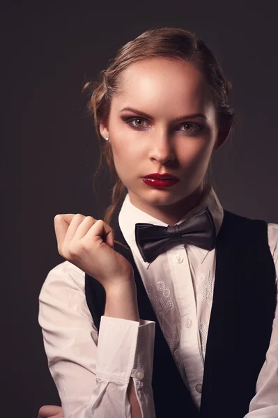 Mujer vestida de traje y pajarita — Foto de Stock