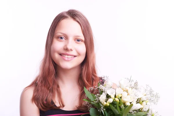 Tiener meisje met een boeket van bloemen — Stockfoto