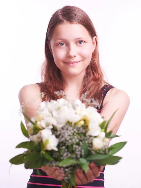 Tiener meisje met een boeket van bloemen — Stok fotoğraf