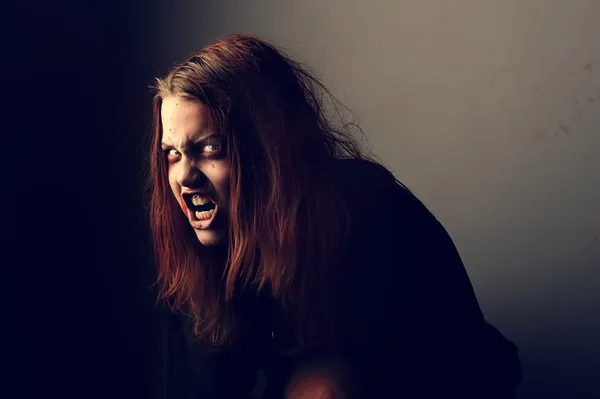 içine şeytan girmiş deli kız