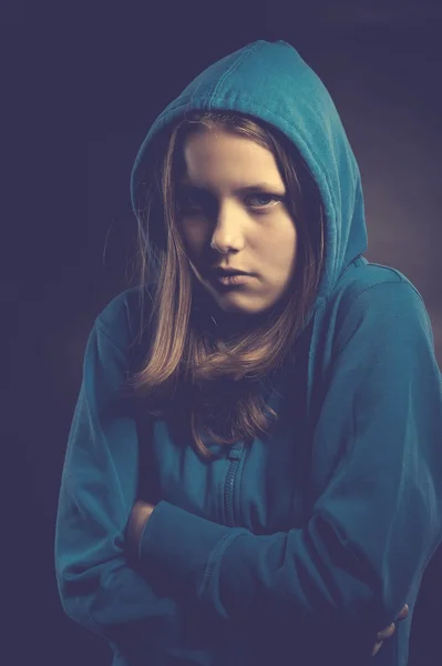 Miedo adolescente chica en capucha —  Fotos de Stock