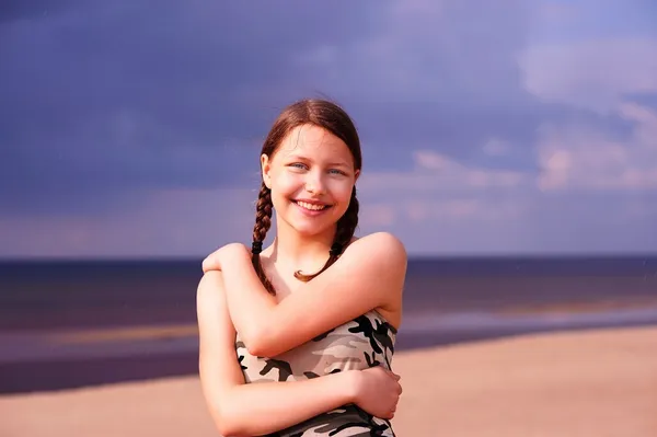 Teen flicka på stranden — Stockfoto