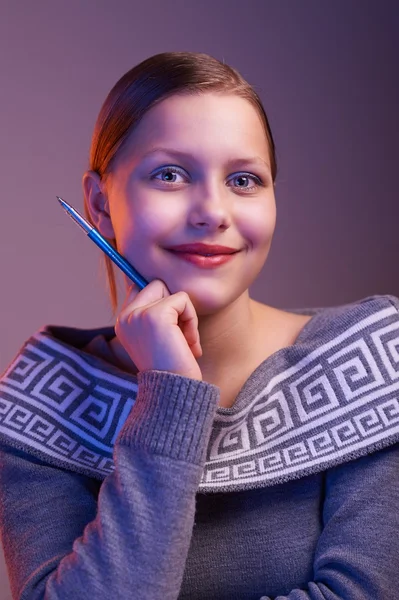 Tiener meisje lachend met pen in haar hand, portret — Stockfoto