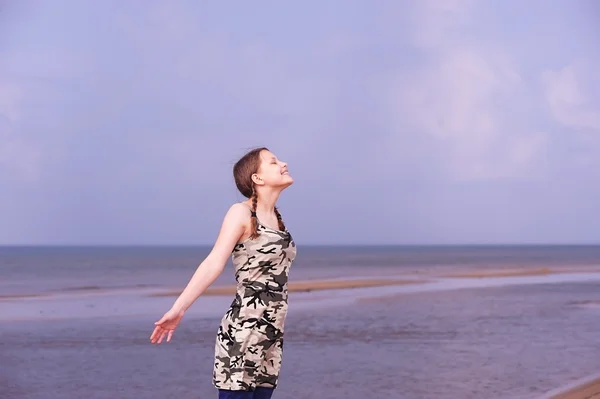 Adolescent fille avoir amusant sur l 'plage — Photo