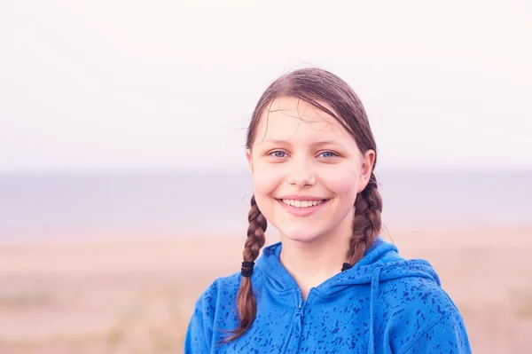 Dospívající dívka na pláži — Stock fotografie