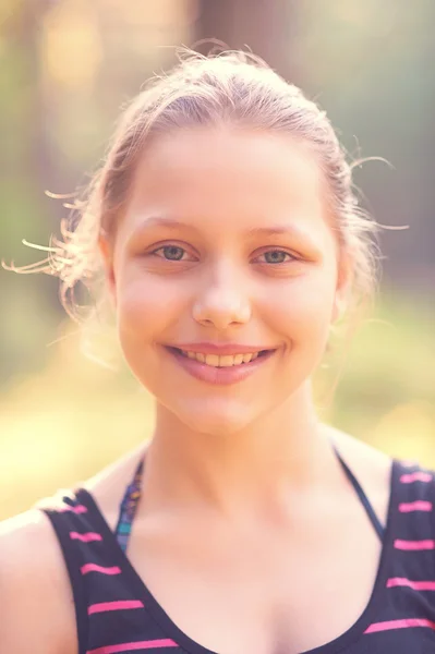 Teenager-Mädchen ruhen sich auf der Natur aus — Stockfoto