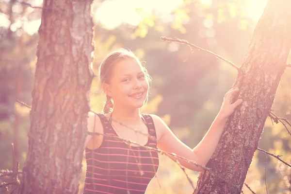 Adolescente chica resto en la naturaleza — Foto de Stock