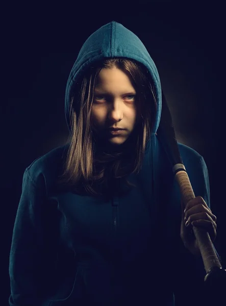 Menina adolescente no capuz com bastão de beisebol — Fotografia de Stock