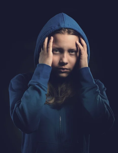 Miedo adolescente chica en capucha — Foto de Stock