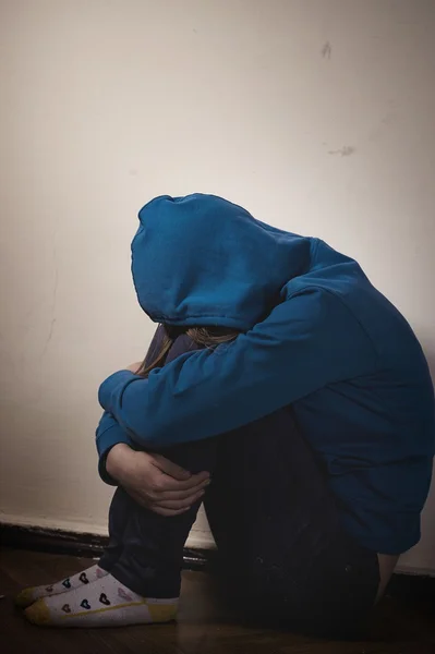 Miedo adolescente chica en capucha —  Fotos de Stock