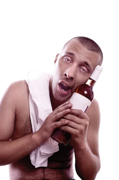 Opilý muž sedí s lahví — Stock fotografie
