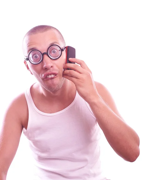 Nöjd nörd i glasögon samtal med mobiltelefon — Stockfoto
