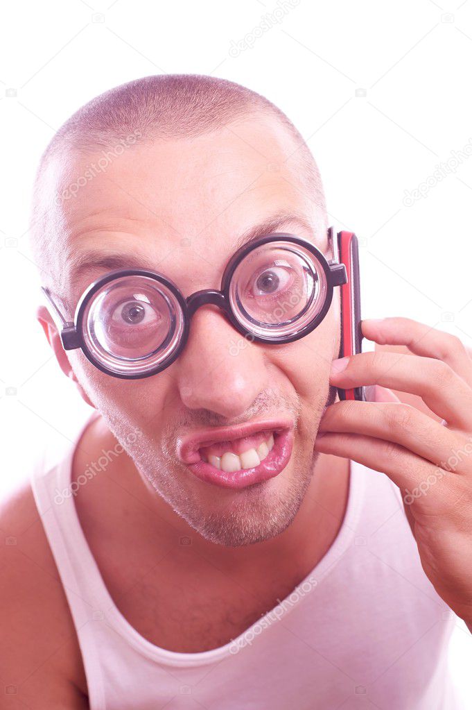 Nerd satisfecho en llamadas de anteojos por tel fono m vil