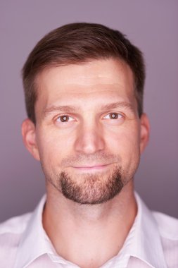 adam farklı duygular ifade eder.