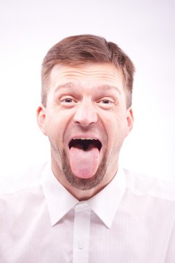 adam onun dilini çıkarmış