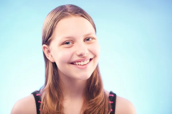 Teen girl smiling — Stock Photo, Image