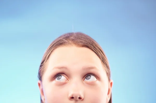 Ragazza adolescente guardando in alto — Foto Stock