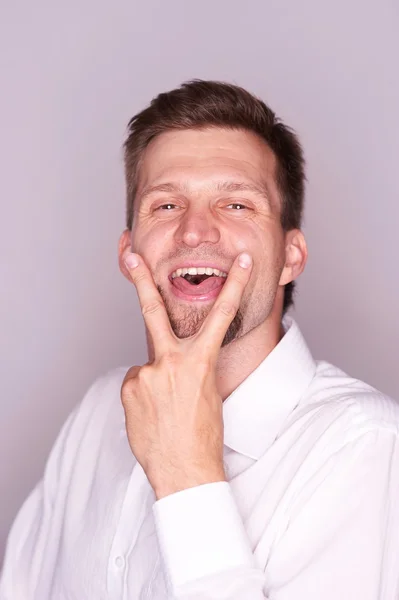 Man met zijn tong uit — Stockfoto