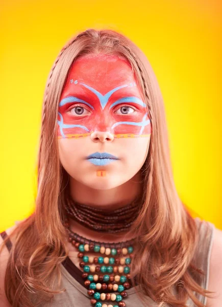 Belle jeune fille à la mode avec maquillage — Photo