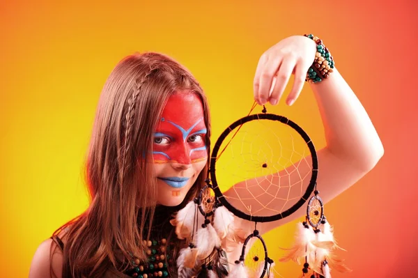 Hermosa chica adolescente india con maquillaje sostiene atrapasueños — Foto de Stock