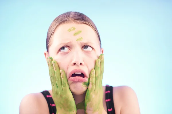 Smutsiga tonåring flicka grimaserande — Stockfoto