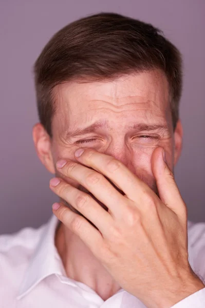 Человек плачет — стоковое фото