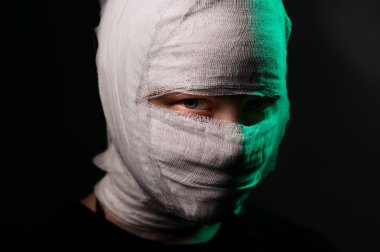 hasta bir kız başını bir bandaj ile enfekte