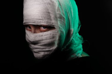 hasta bir kız başını bir bandaj ile enfekte