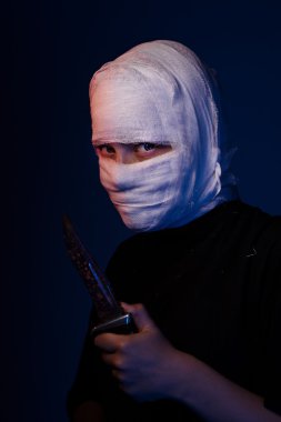 hasta bir kız başını bir bandaj ile enfekte