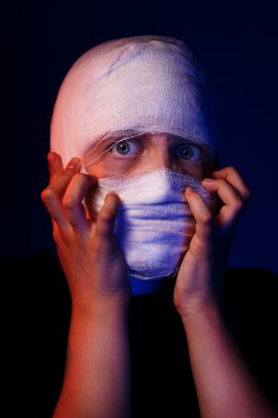 hasta bir kız başını bir bandaj ile enfekte