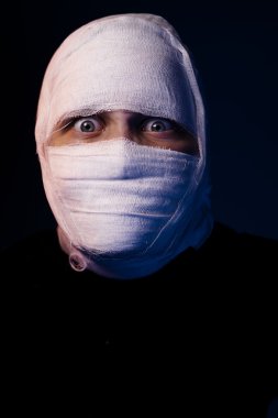 hasta bir kız başını bir bandaj ile enfekte