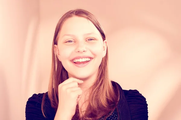 Linda menina adolescente sorrindo — Fotografia de Stock