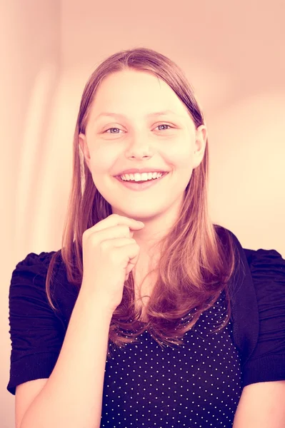 Linda menina adolescente sorrindo — Fotografia de Stock