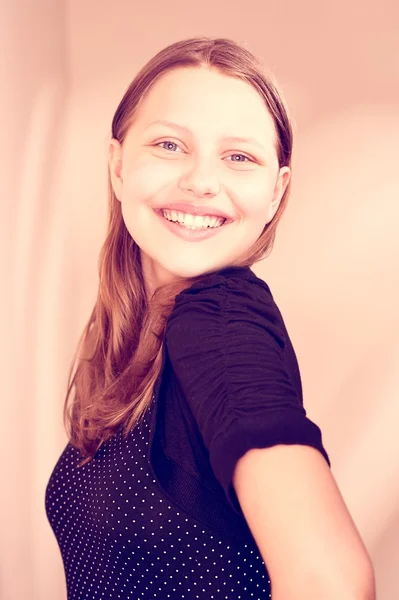 Linda menina adolescente sorrindo — Fotografia de Stock