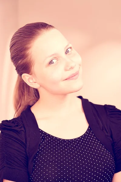 Linda menina adolescente sorrindo — Fotografia de Stock