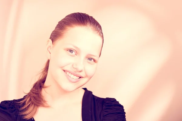 Härlig tonåring flicka leende — Stockfoto