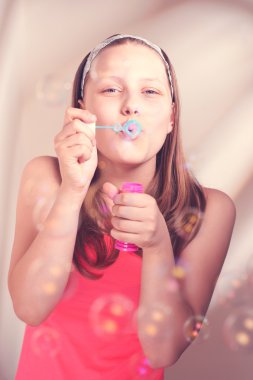 sabun köpüğü üfleme mutlu bir genç kız