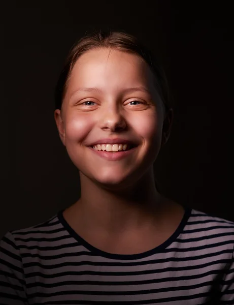 Красивая счастливая девочка-подросток — стоковое фото